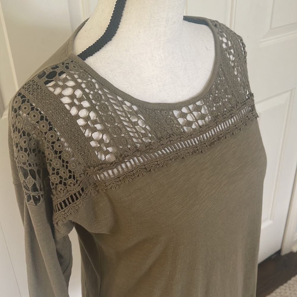 89TH & Madison Khaki Green Crochet Top. Size M - Picture 2 of 9